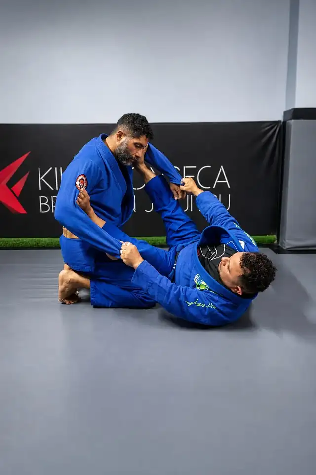 Treino de Jiu-Jitsu com kimono