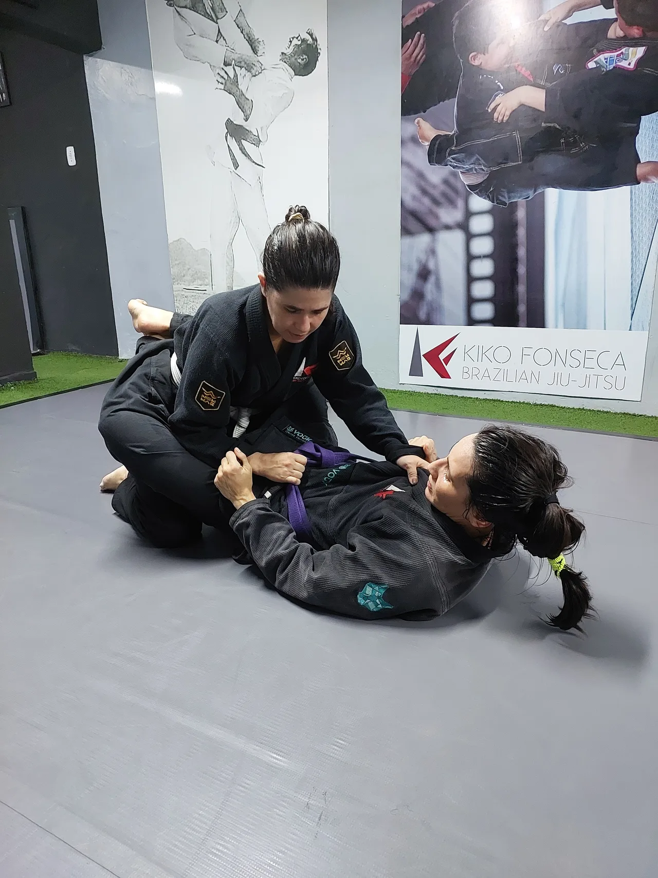 Duas alunas treinando Jiu-Jitsu feminino no tatame da Kiko Fonseca BJJ em Belém