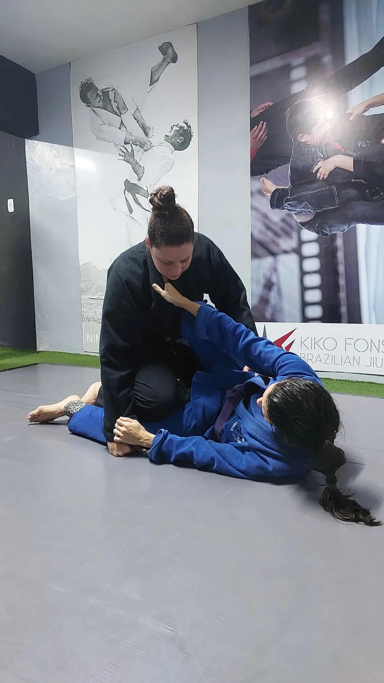 Alunas praticando posições de Jiu-Jitsu feminino na academia em Belém
