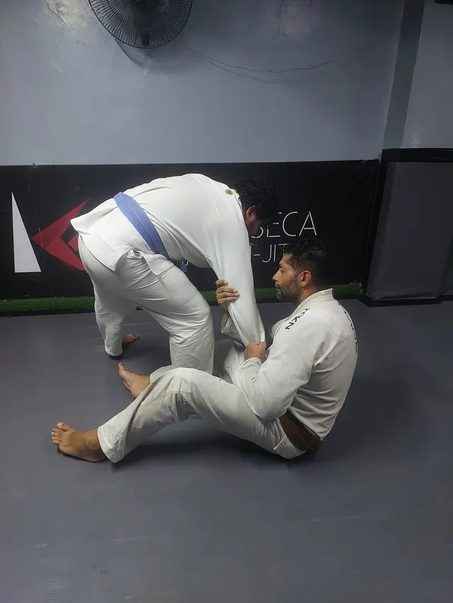 Alunos praticando Brazilian Jiu-Jitsu no tatame da Kiko Fonseca BJJ em Belém