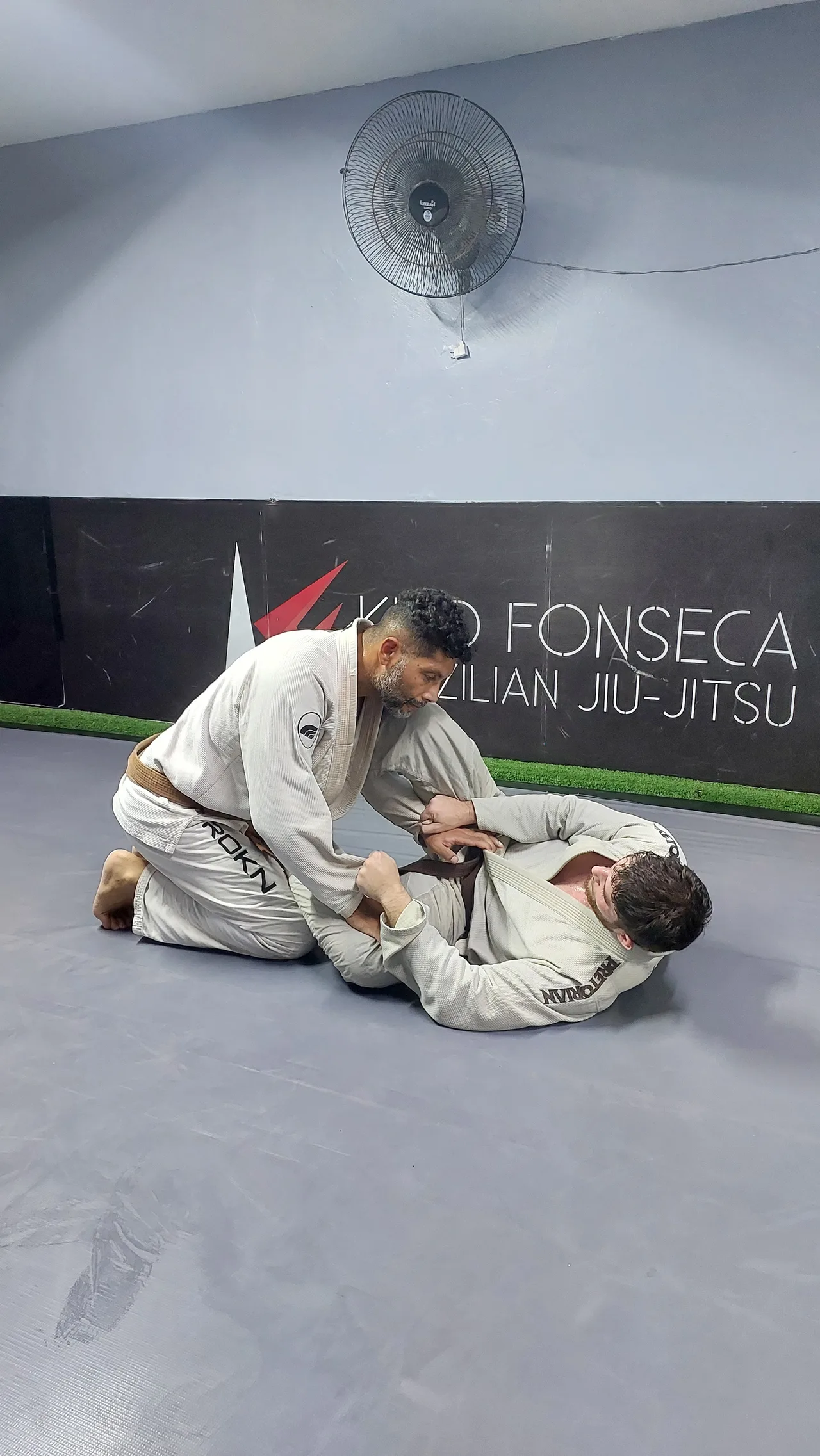 Dupla treinando técnica de Jiu-Jitsu com kimono em Belém