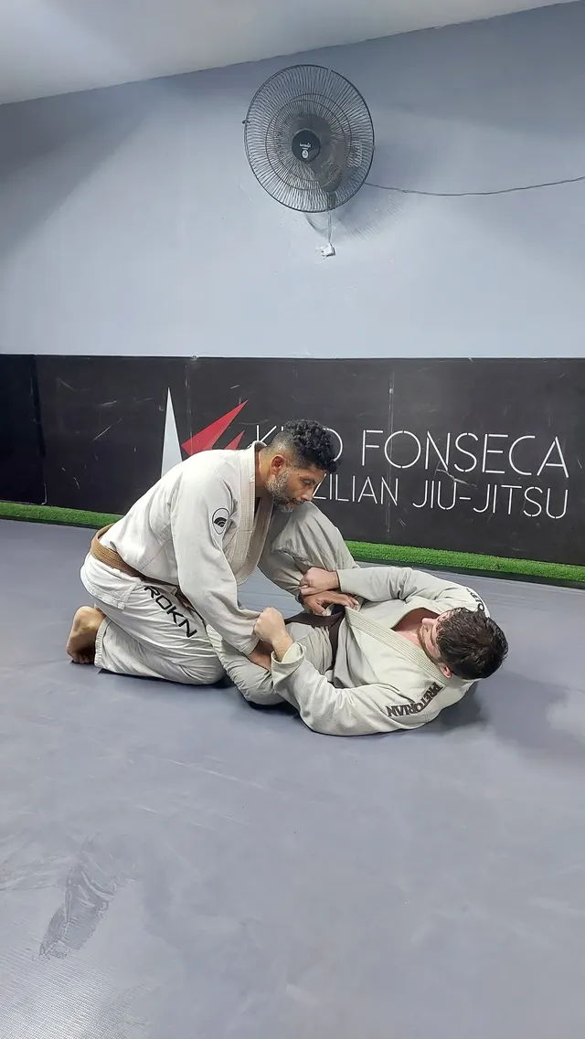 Dupla treinando técnica de Jiu-Jitsu com kimono em Belém