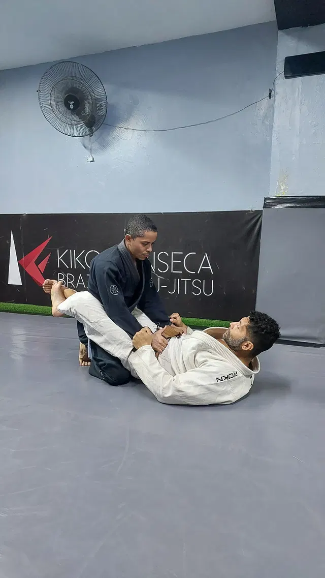 Prática de Jiu-Jitsu no tatame da Kiko Fonseca BJJ em Belém