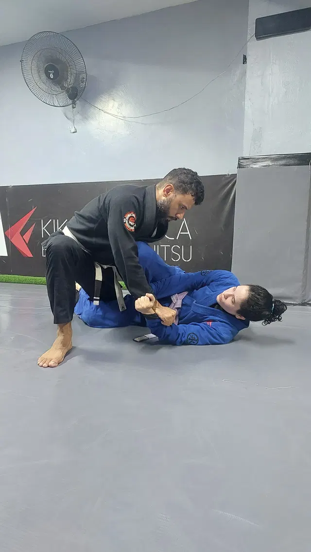 Alunos treinando posições de Brazilian Jiu-Jitsu em Belém