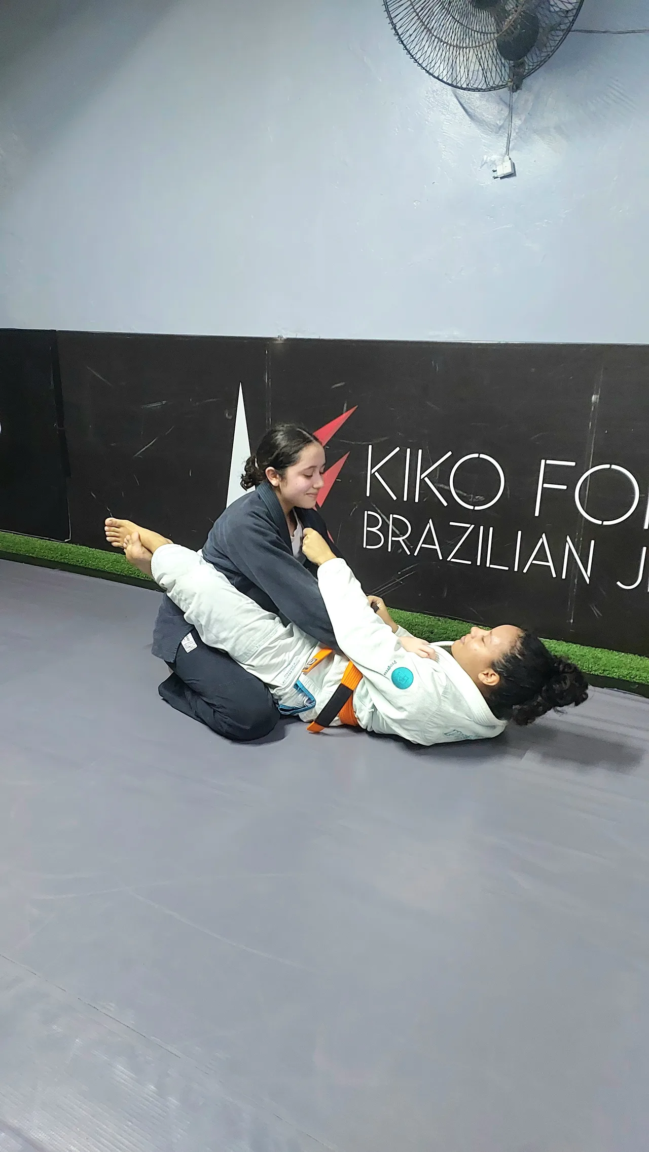 Crianças praticando Jiu-Jitsu infantil no tatame da Kiko Fonseca BJJ em Belém