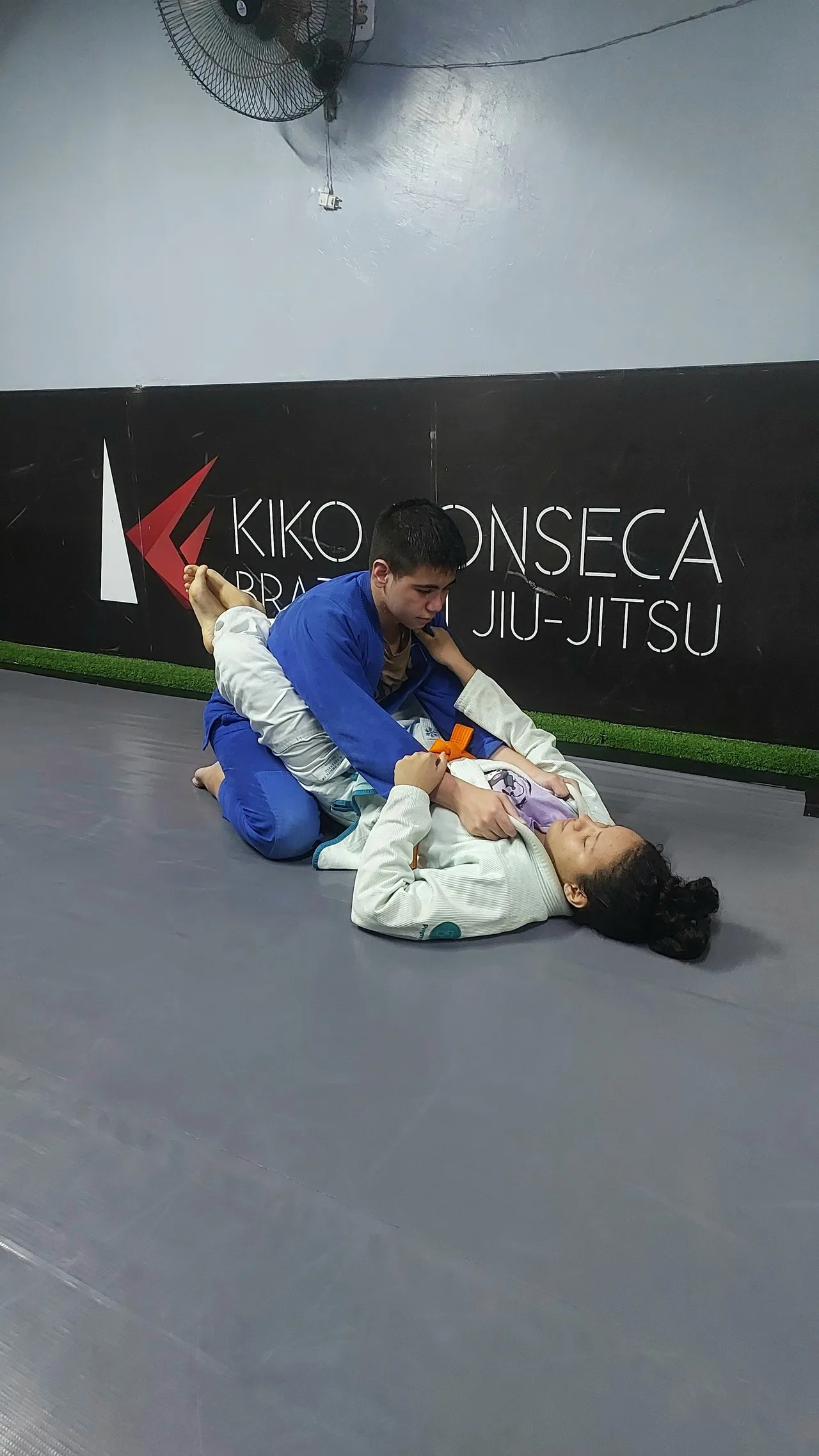 Criança treinando fundamentos de Jiu-Jitsu infantil em Belém