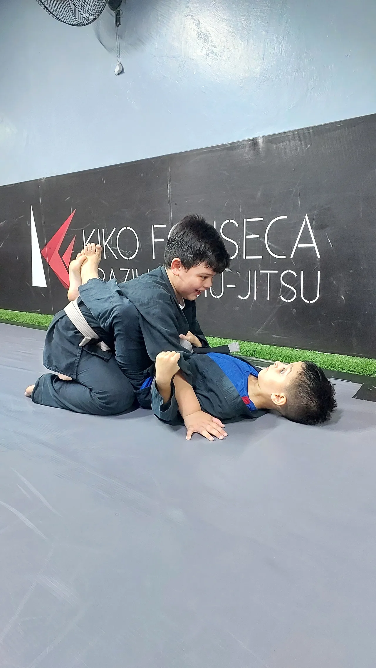 Aula infantil de Jiu-Jitsu na academia Kiko Fonseca BJJ em Belém