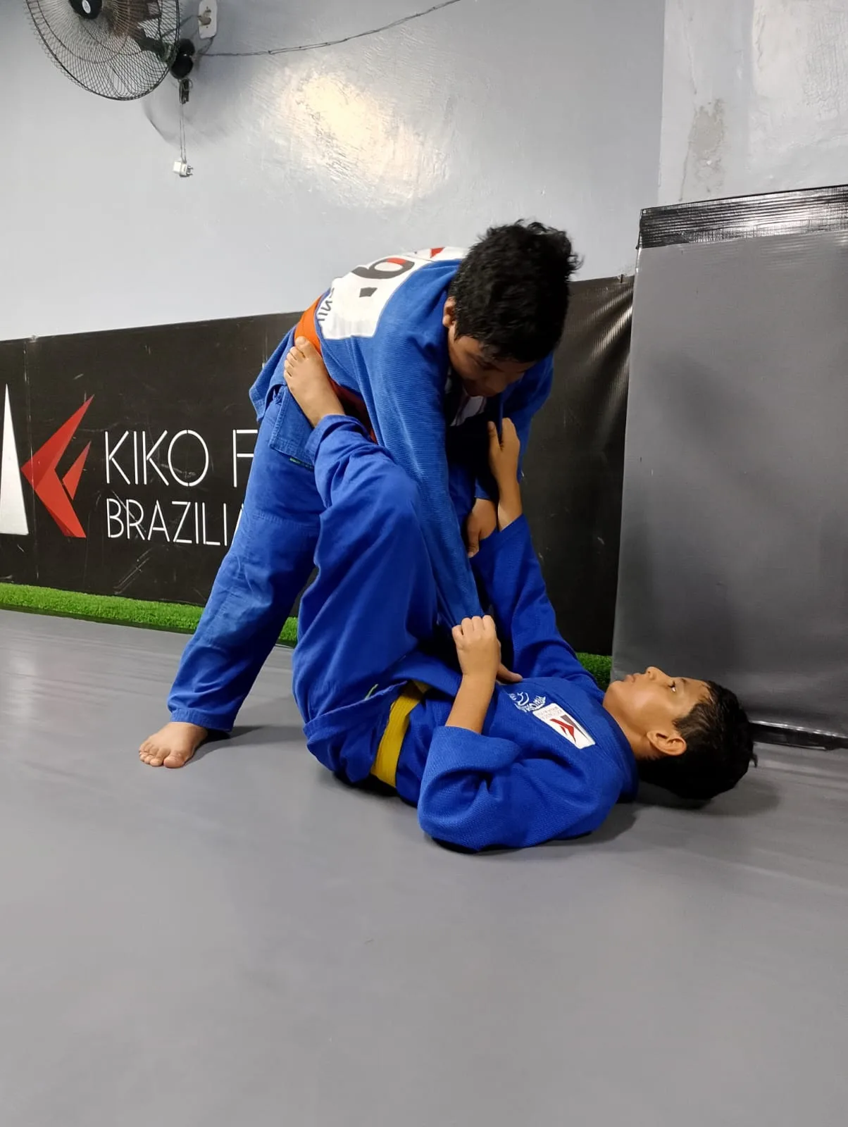 Treino kids de Jiu-Jitsu em Belém com crianças de kimono