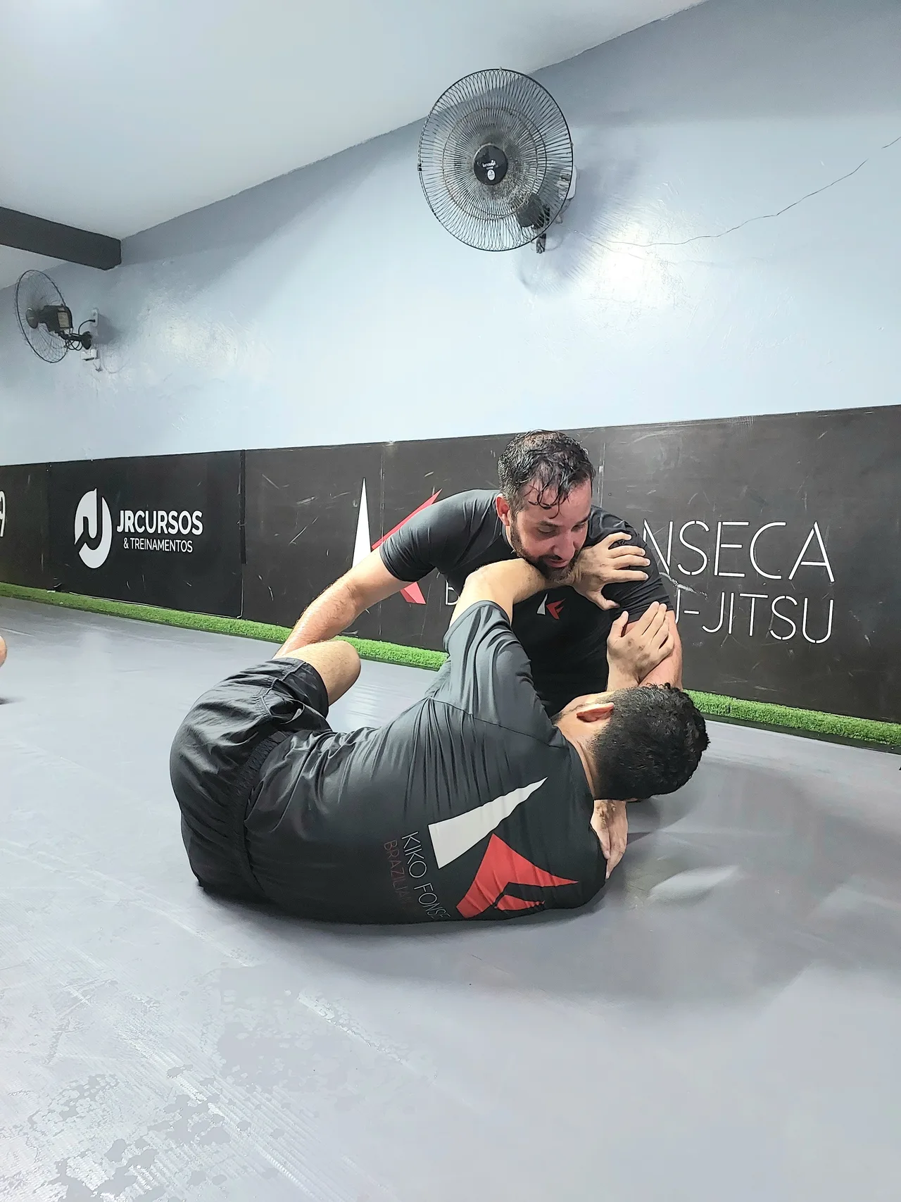 Treino de No Gi em Belém com alunos praticando controle no tatame