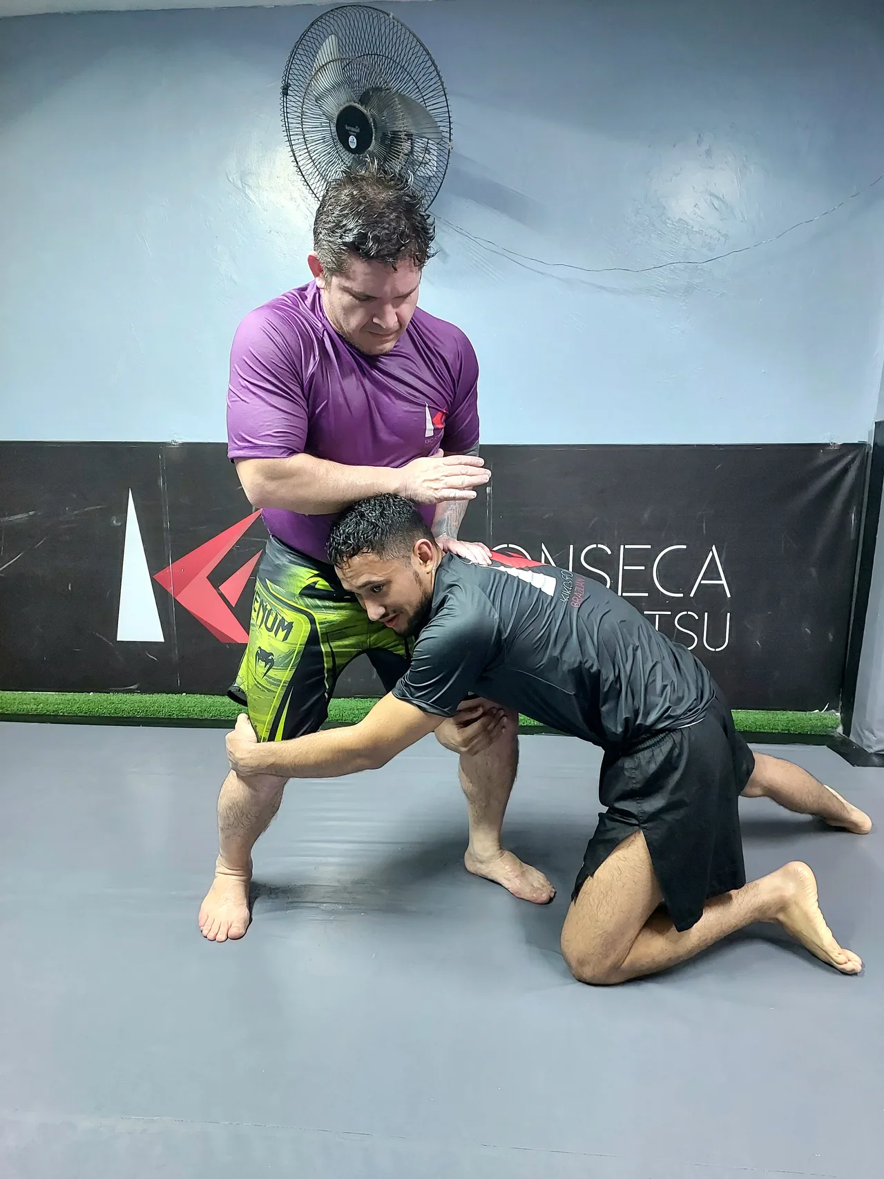 Alunos treinando Jiu-Jitsu sem kimono na Kiko Fonseca BJJ em Belém