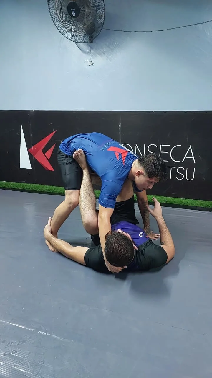 Dupla treinando No Gi no tatame da academia em Belém