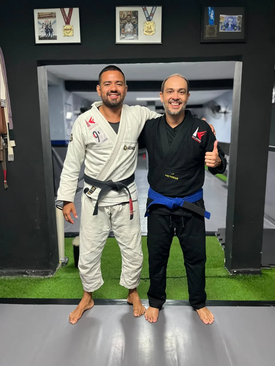Aluno e professor na academia após treino particular de Jiu-Jitsu em Belém